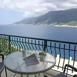 Mona With Sea Platform Apartman *