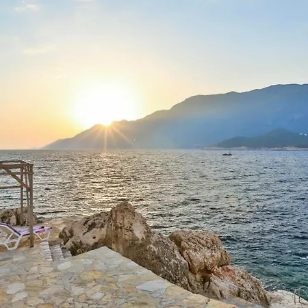 Mona With Sea Platform * Kas