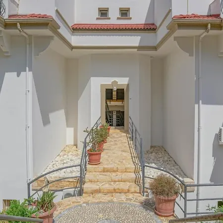 Апартаменты Mona With Sea Platform