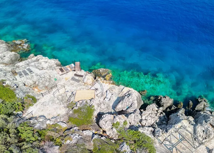 Mona With Sea Platform *